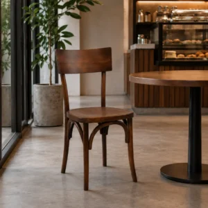 Silla Noback de madera de pino para restaurantes y cafeterías. Estructura completa en madera (respaldo y asiento) sólida y resistente. Ideal para interiores y terrazas techadas.